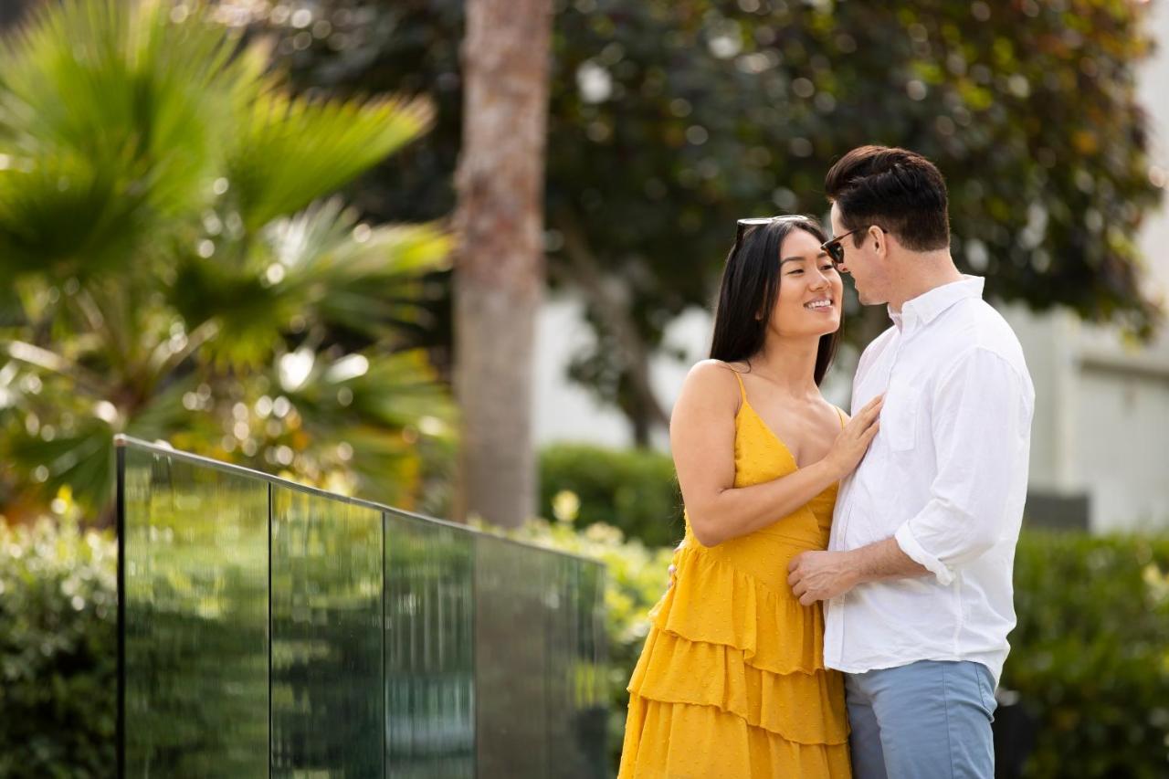 Pullman Magenta Shores Resort Entrance Exteriér fotografie A couple in love