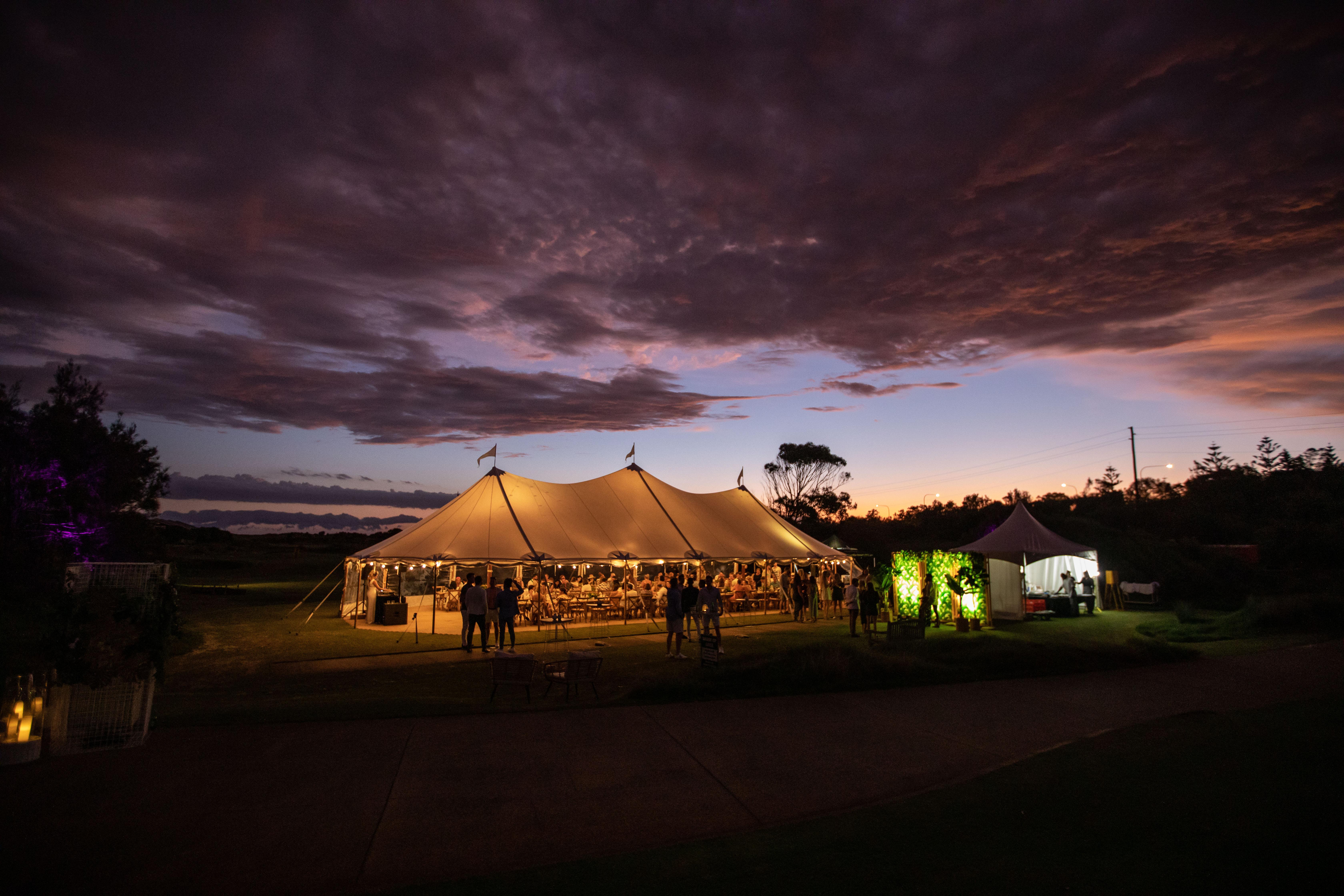 Pullman Magenta Shores Resort Entrance Exteriér fotografie The tent at the 2011 Australian Open