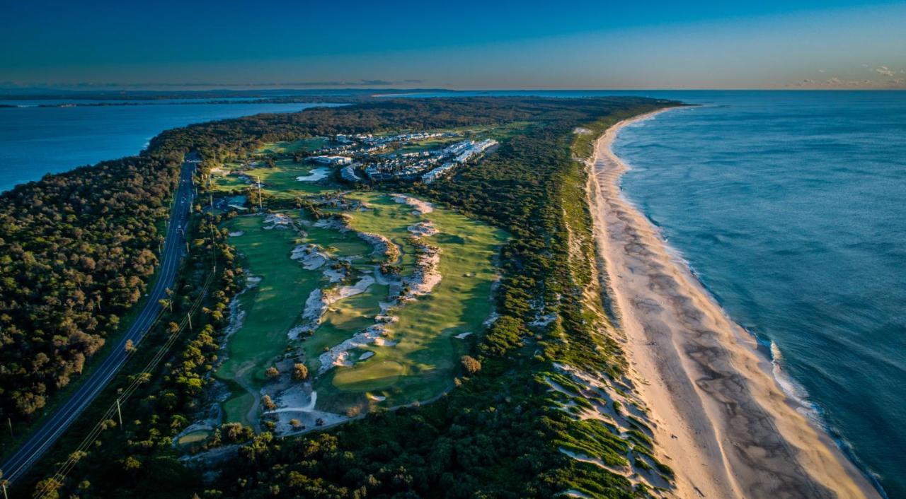 Pullman Magenta Shores Resort Entrance Exteriér fotografie Aerial view of the golf course