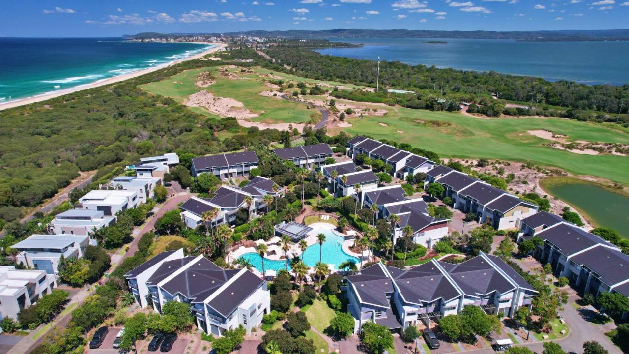 Pullman Magenta Shores Resort Entrance Exteriér fotografie Aerial view of the golf course at the Bay Club