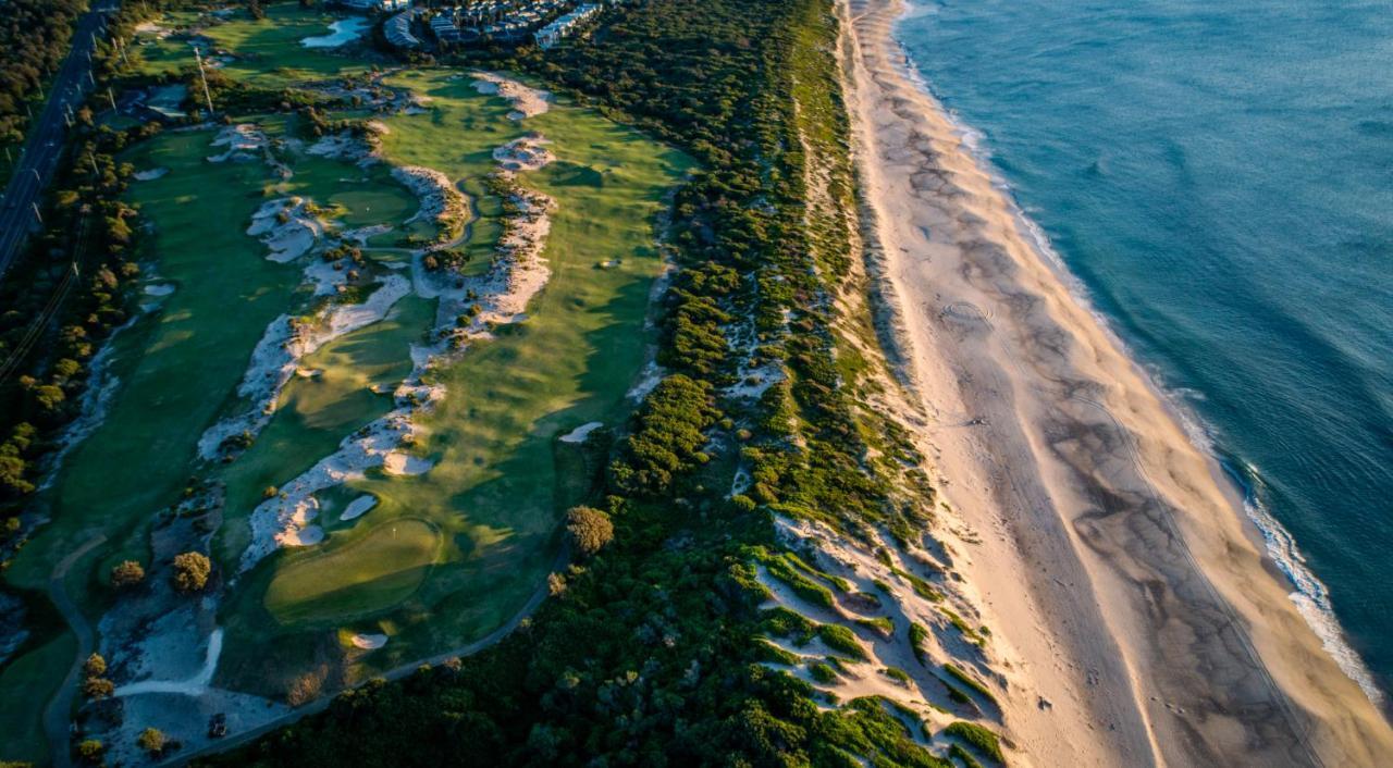 Pullman Magenta Shores Resort Entrance Exteriér fotografie Aerial view of the 18th hole at the 2018 U.S. Open