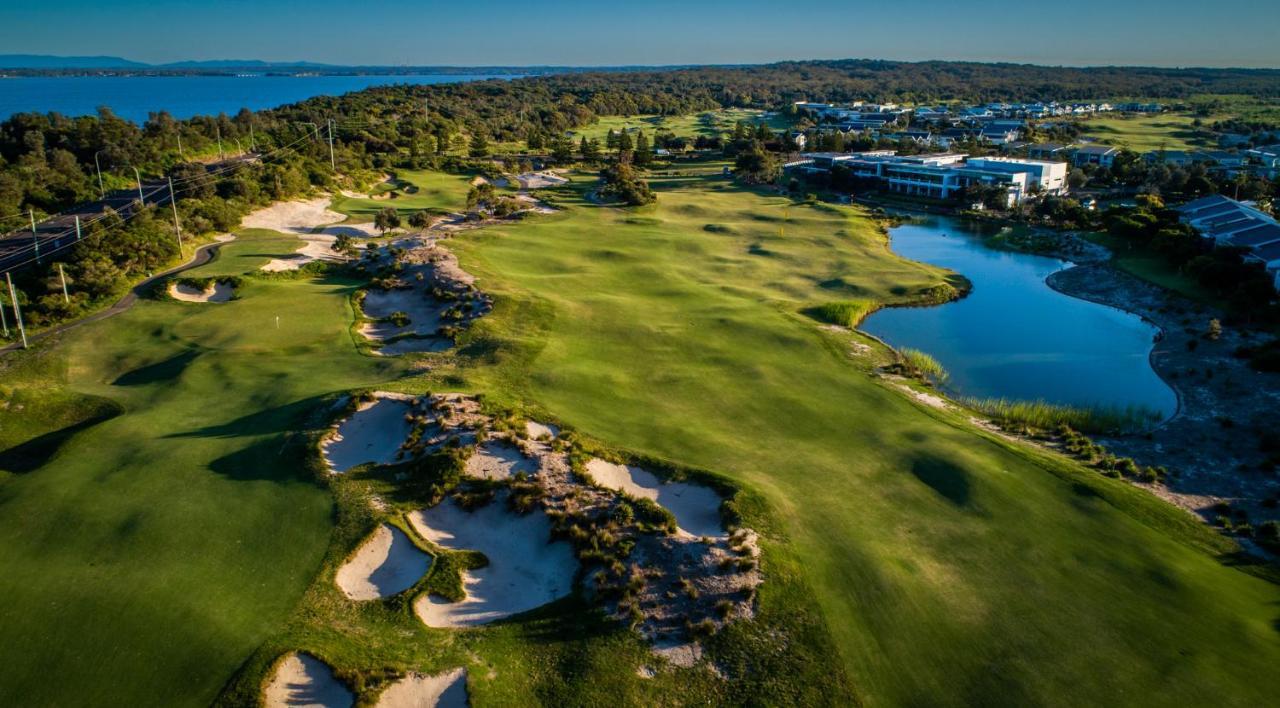 Pullman Magenta Shores Resort Entrance Exteriér fotografie Aerial view of the 18th hole at the 2019 U.S. Open