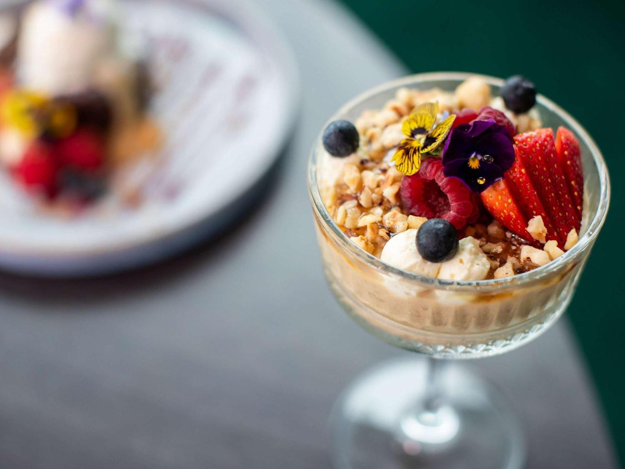 Pullman Magenta Shores Resort Entrance Exteriér fotografie A parfait with granola and fruit