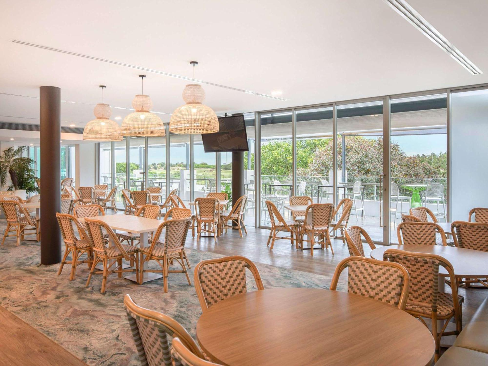 Pullman Magenta Shores Resort Entrance Exteriér fotografie The River Club