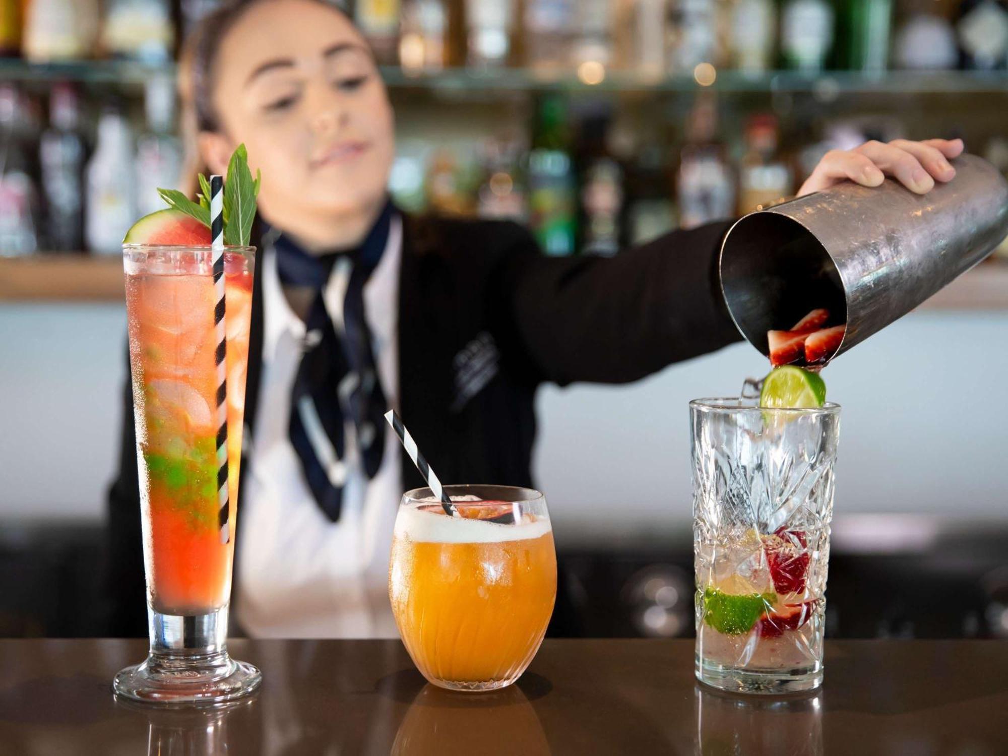 Pullman Magenta Shores Resort Entrance Exteriér fotografie A bartender mixing drinks