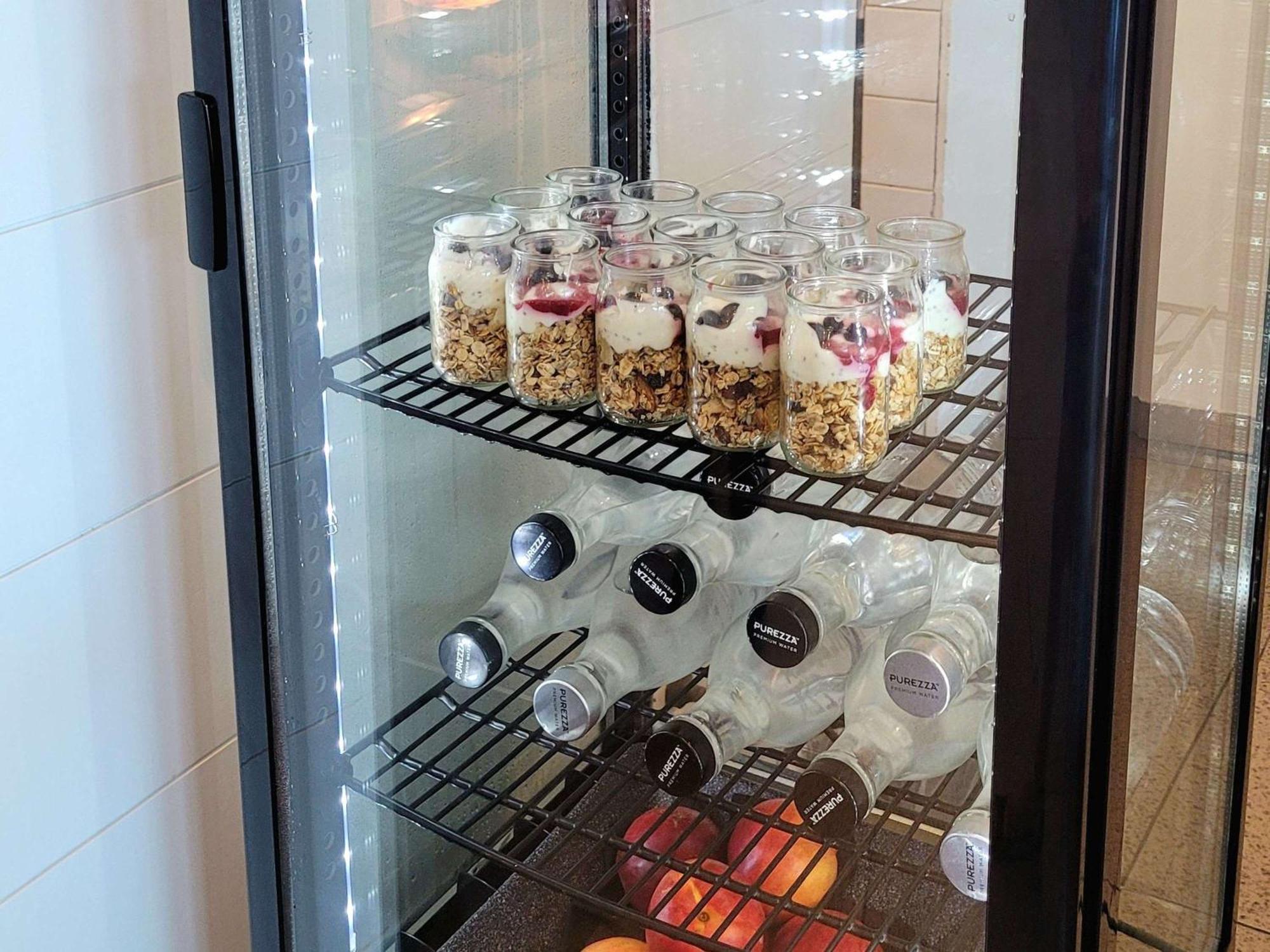 Pullman Magenta Shores Resort Entrance Exteriér fotografie A glass door refrigerator