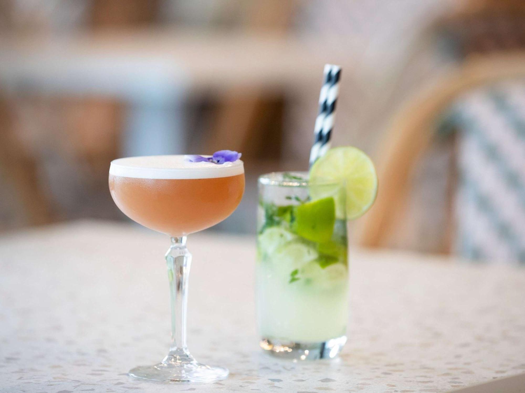 Pullman Magenta Shores Resort Entrance Exteriér fotografie A Clover Club (left) and a Mint Julep (right)