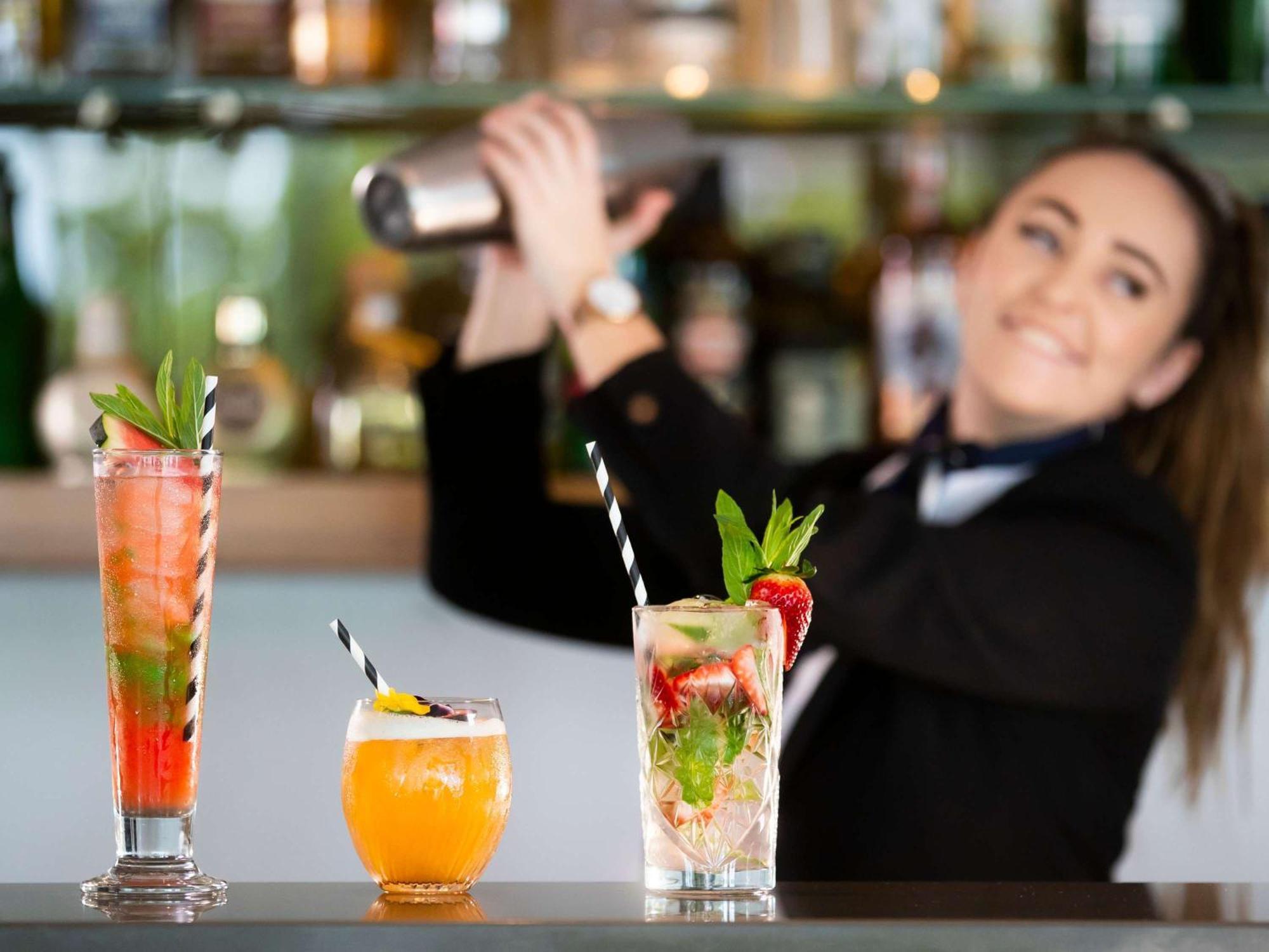 Pullman Magenta Shores Resort Entrance Exteriér fotografie A bartender shaking a cocktail